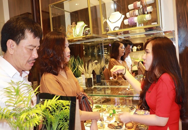 Hình ảnh Khách hàng của Đá quý Phú Khang đến mua và tìm hiểu về 8 cách tẩy uế đá tại cửa hàng.